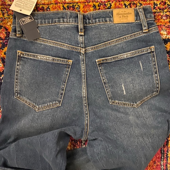 NWT Abercrombie and Fitch 90’s Straight Leg Jeans - Picture 4 of 5